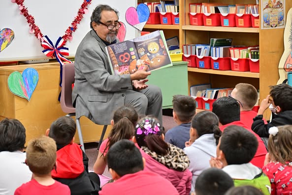 Raul Grijalva reads to students